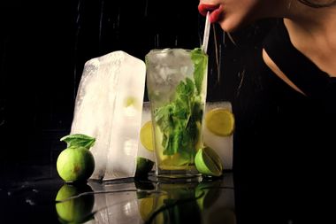 Nainen juo cocktailia